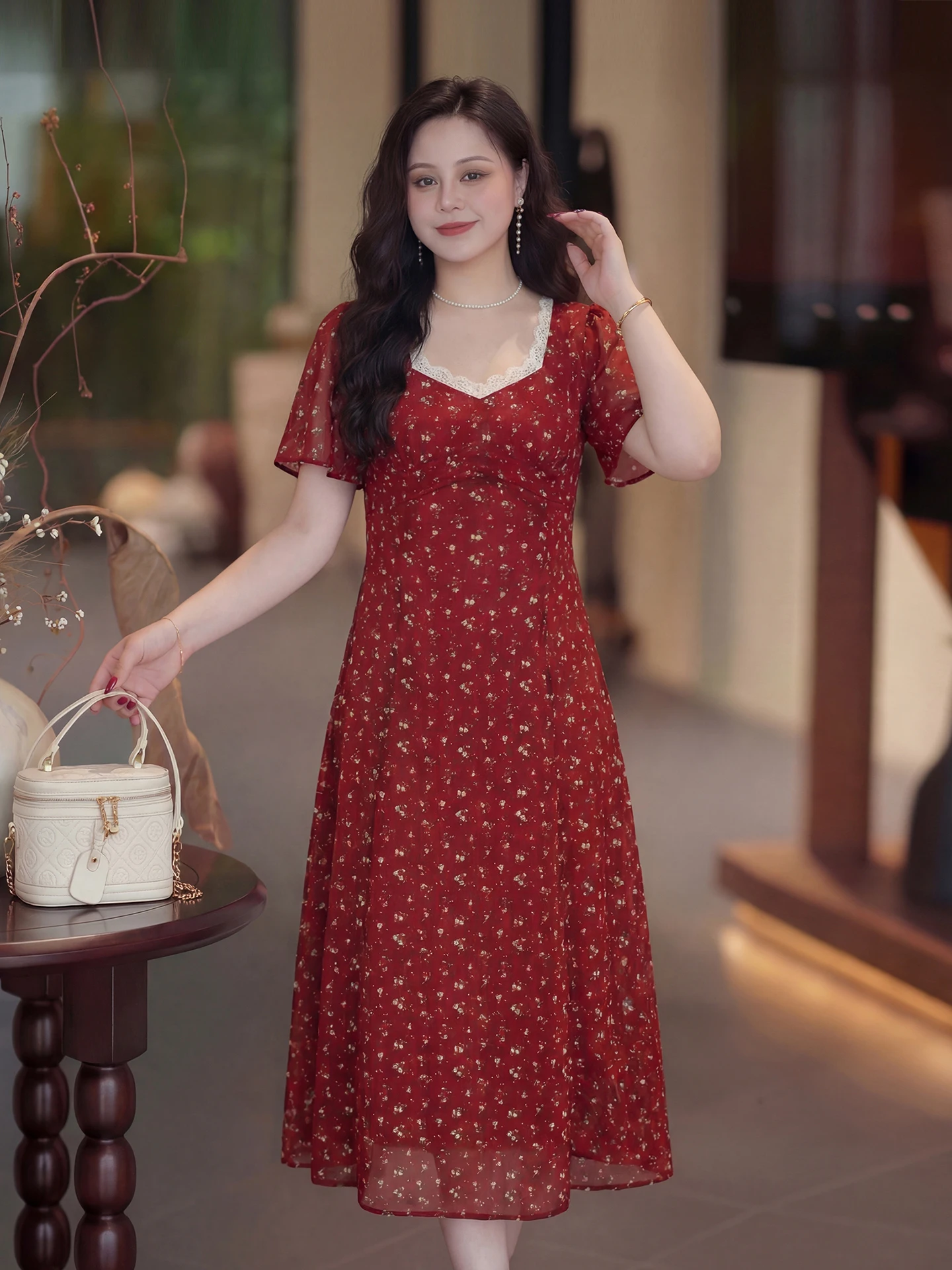 

Элегантное летнее платье миди с цветочным принтом, квадратным вырезом и юбкой А-силуэта для женщин больших размеров. Повседневная одежда во французском стиле от Dave's Fashion.