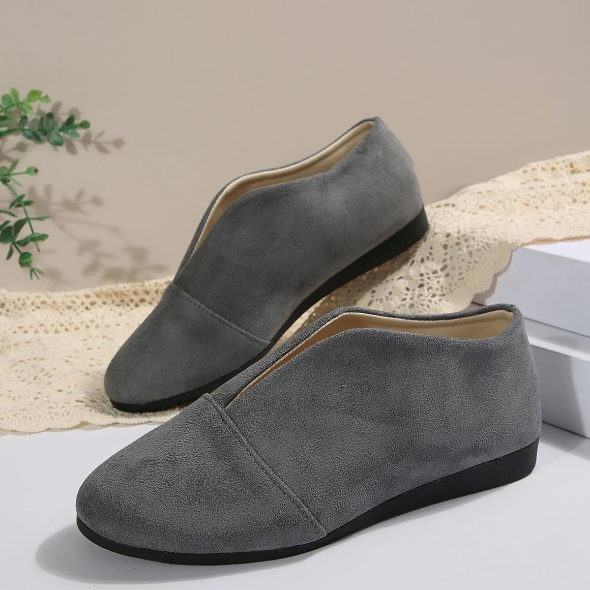 Plus-Size-Damen-Slipper aus Wildleder, V-Ausschnitt, runde Zehen, weich und bequem, lässig, für den täglichen Gebrauch, zum Spazierengehen, in verschiedenen Farben erhältlich. – Detail 27