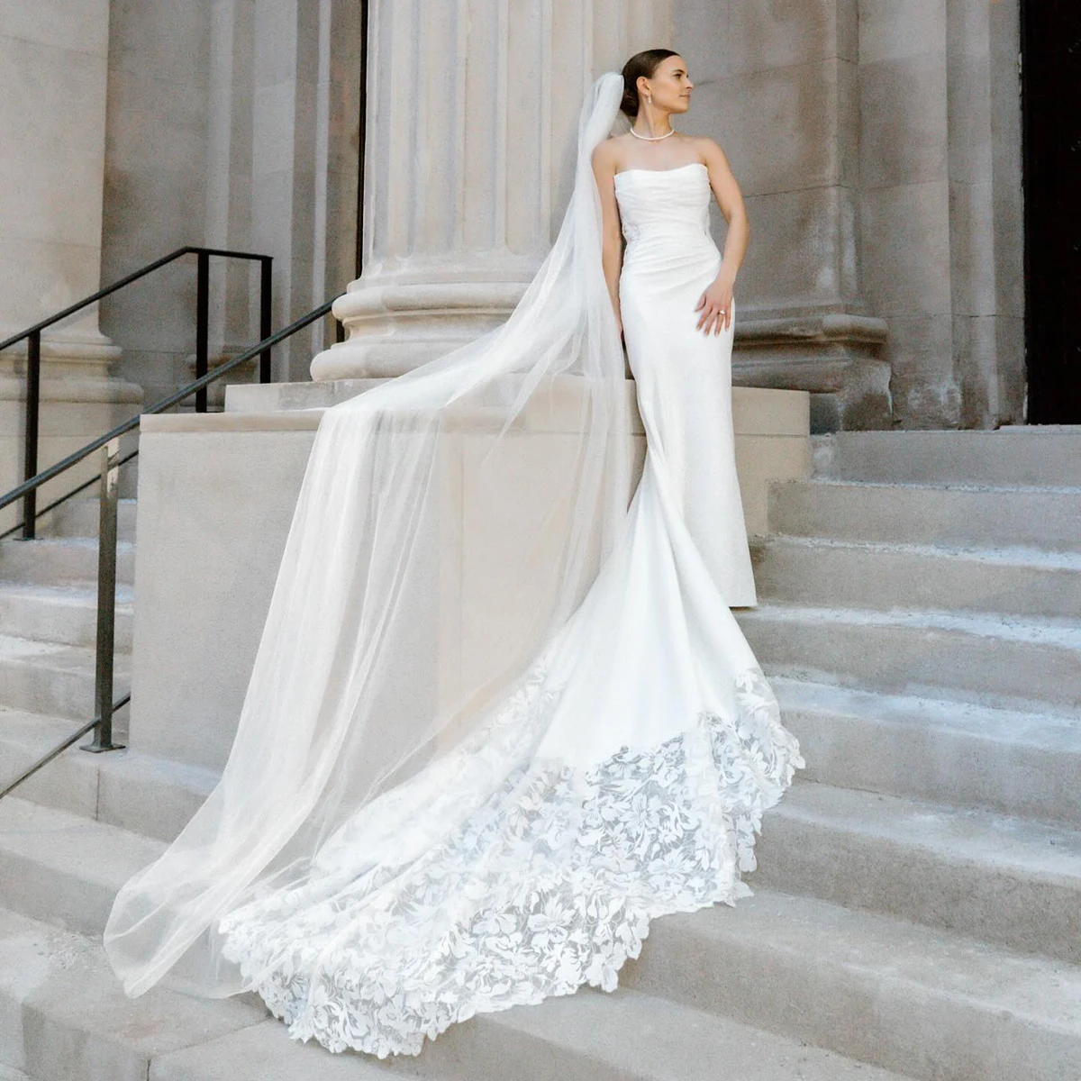 Trägerloses Meerjungfrauen-Brautkleid aus Satin mit Wellensaum und Schleppe, ärmellos, elfenbeinfarben, maßgeschneidert mit floralen Applikationen, luxuriöse Brautkleider