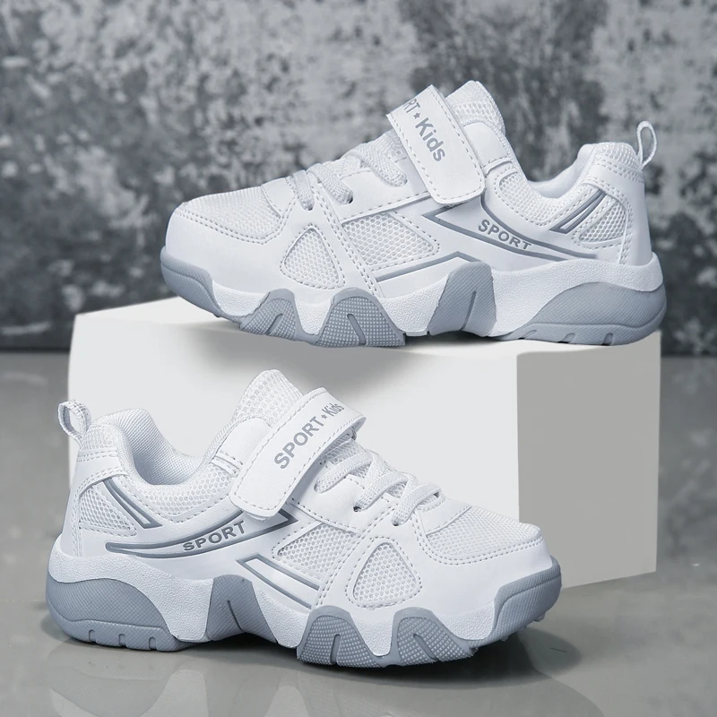 

A pair of children's sports shoes suitable for all seasons, with a Velcro design that fits the foot shape. MB-1712BS