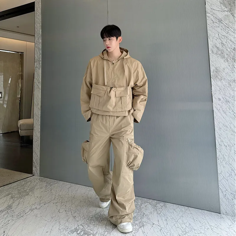 

Мужской комплект: худи с объемным многослойным дизайном и брюки прямого кроя (осенняя коллекция)