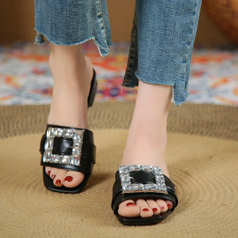 

2024 Summer New Fashion Buckle Low Heel Square Buckle Rhinester Simple Flip-flops Women Fashion Wear