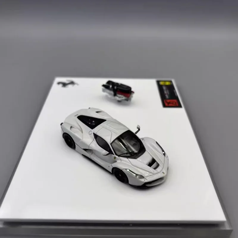 DMH 1:64 con decoración de motor, simulación de resina de alta gama, decoración de colección de modelos de coches estáticos, un regalo de vacaciones para amigos.