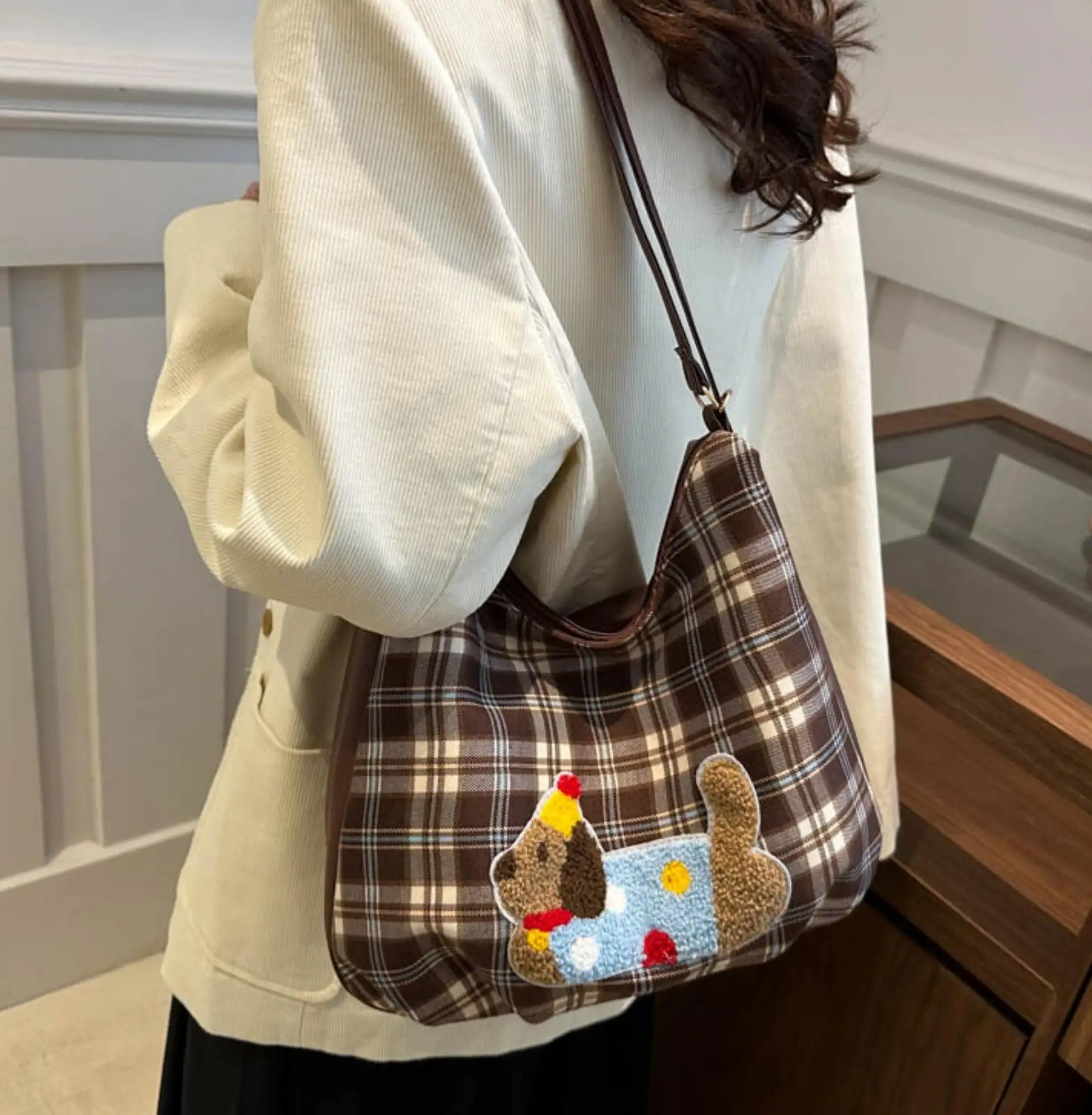 2024 new elongated dog tote bag, checkered shoulder bag, casual versatile armpit bag