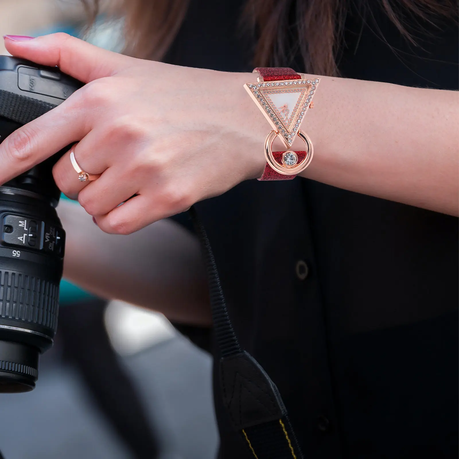 

1Pcs Triangle Diamond Inlaid Wristwatch Fashion Quartz Watch for Women Casual Formal Party School Gift Ideas