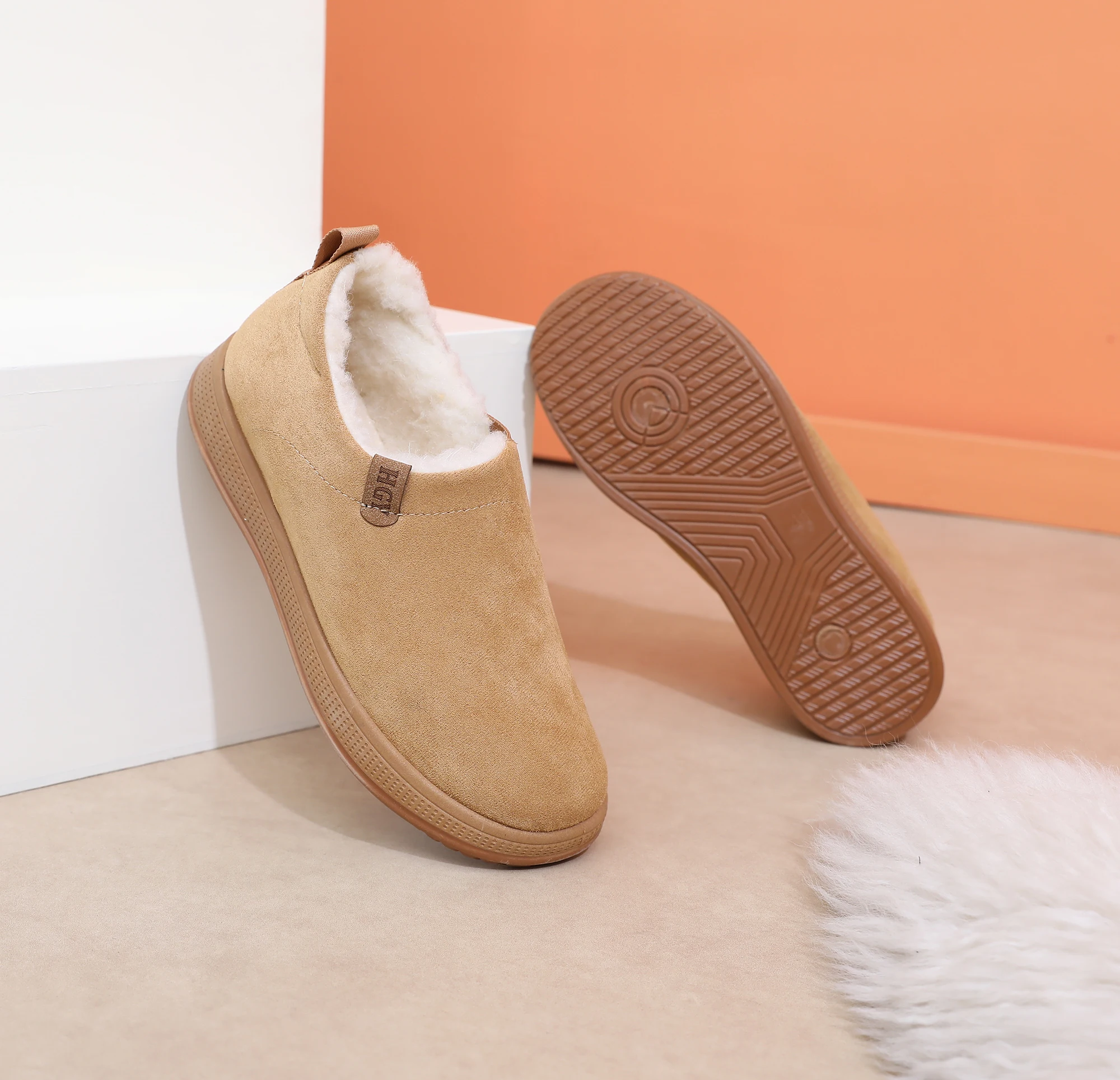 Ein Paar minimalistische, schlanke und modische Herren-Schneestiefel. Gefüttert mit hautfreundlichem Plüsch, der in Wärme sperrt