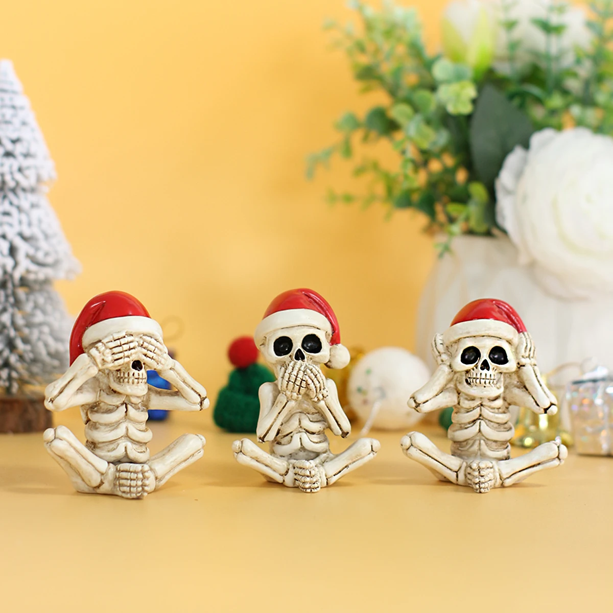 3 Stück Weihnachtskelett-Puppenornamente aus Kunstharz – lustige Desktop-Statuendekoration aus Kunstharz mit Weihnachtsmütze