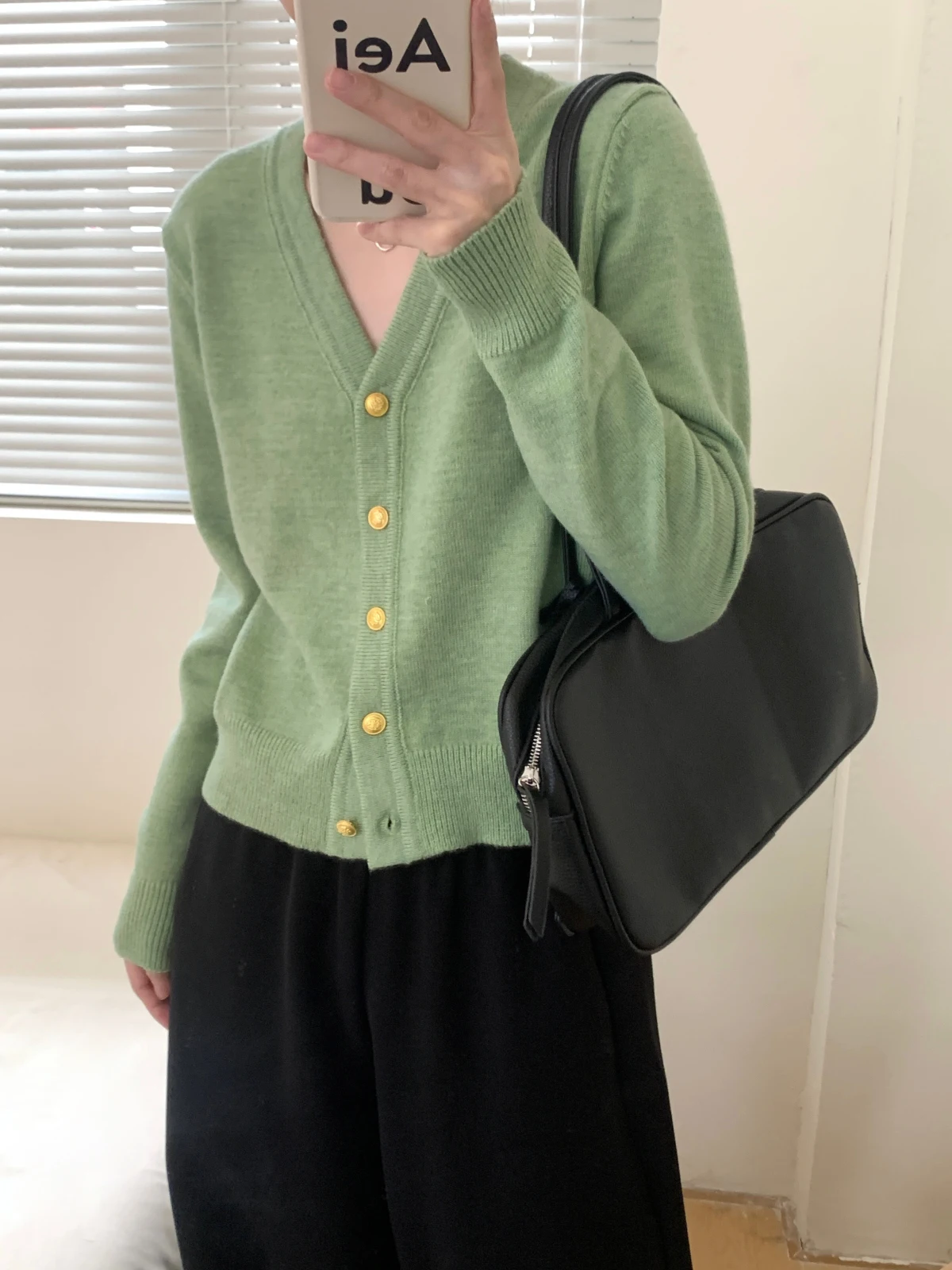 

Spring 2024 Faionable Korean Sle Bright Color Knitted Sweater V-Ne Slimming Versatile Gold Button Cardigan Top