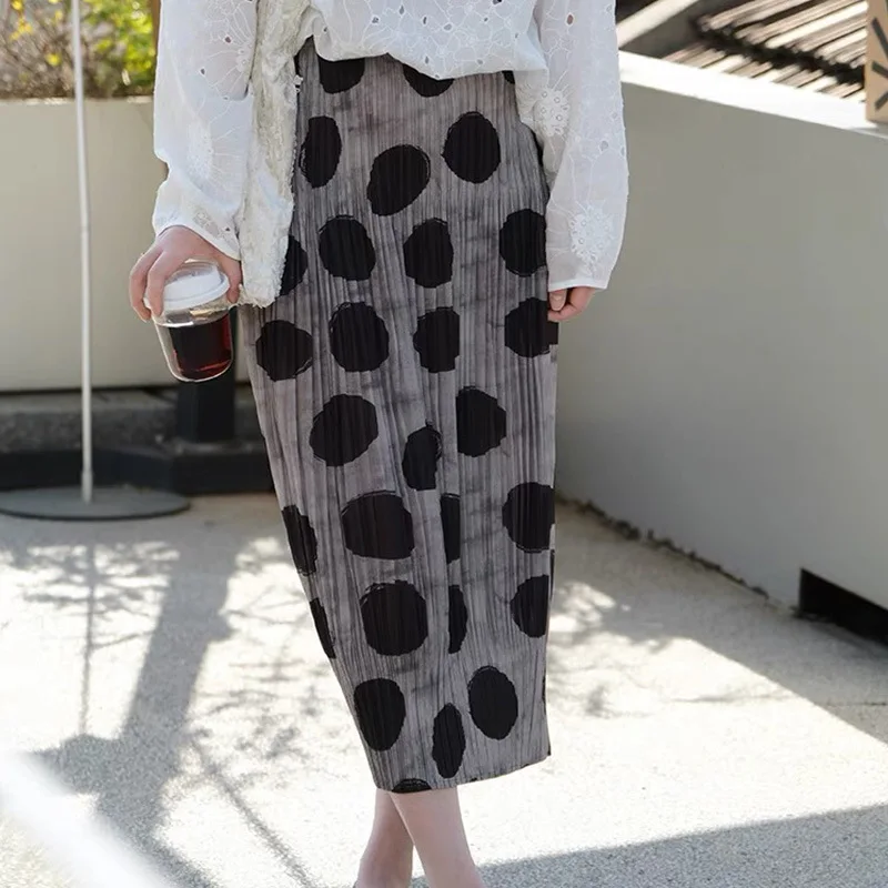 

Folds 2025 new design sense black polka dot skirt, thin temperament, relaxed skirt, fashionable and versatile