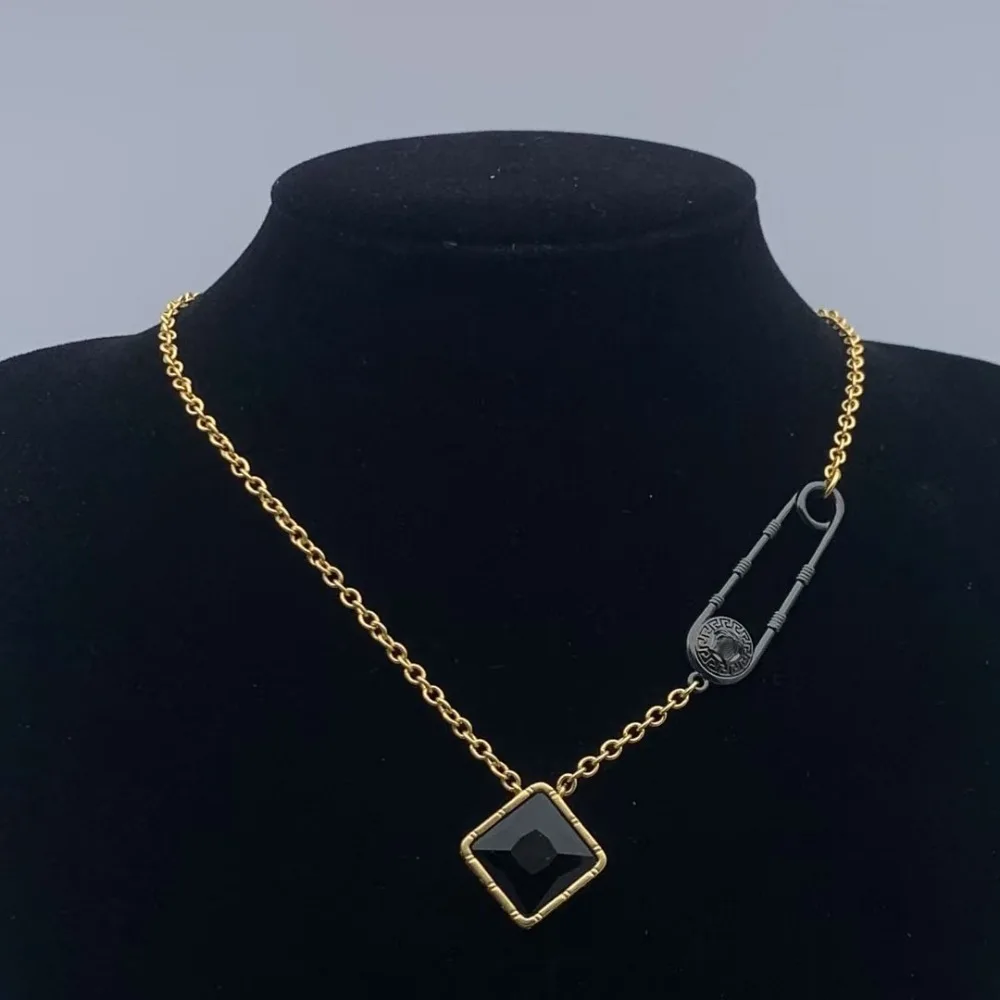 

2025 Paper Pattern Human Avatar Necklace Court Round Neck Chain Design Sense Retro Collarbone Chain