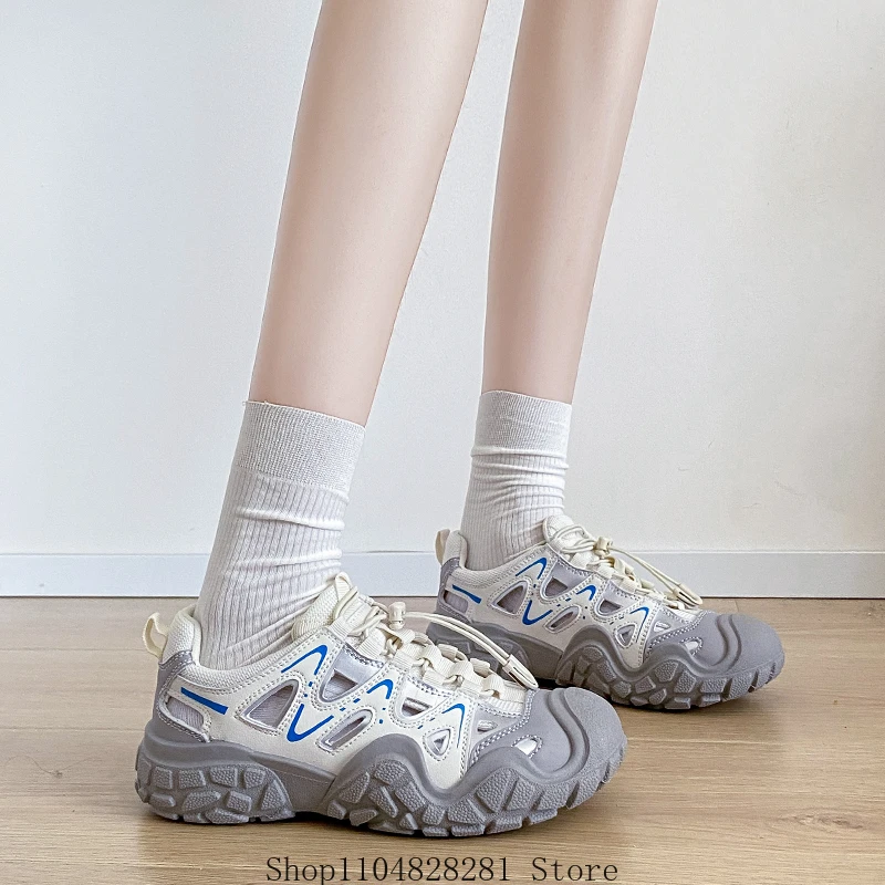 أحذية المشي لمسافات طويلة الصيفية الجديدة للرجال والنساء نفس التصميم المقاوم للاهتراء والمطاط الناعم متعدد الألوان اختياري المجوف