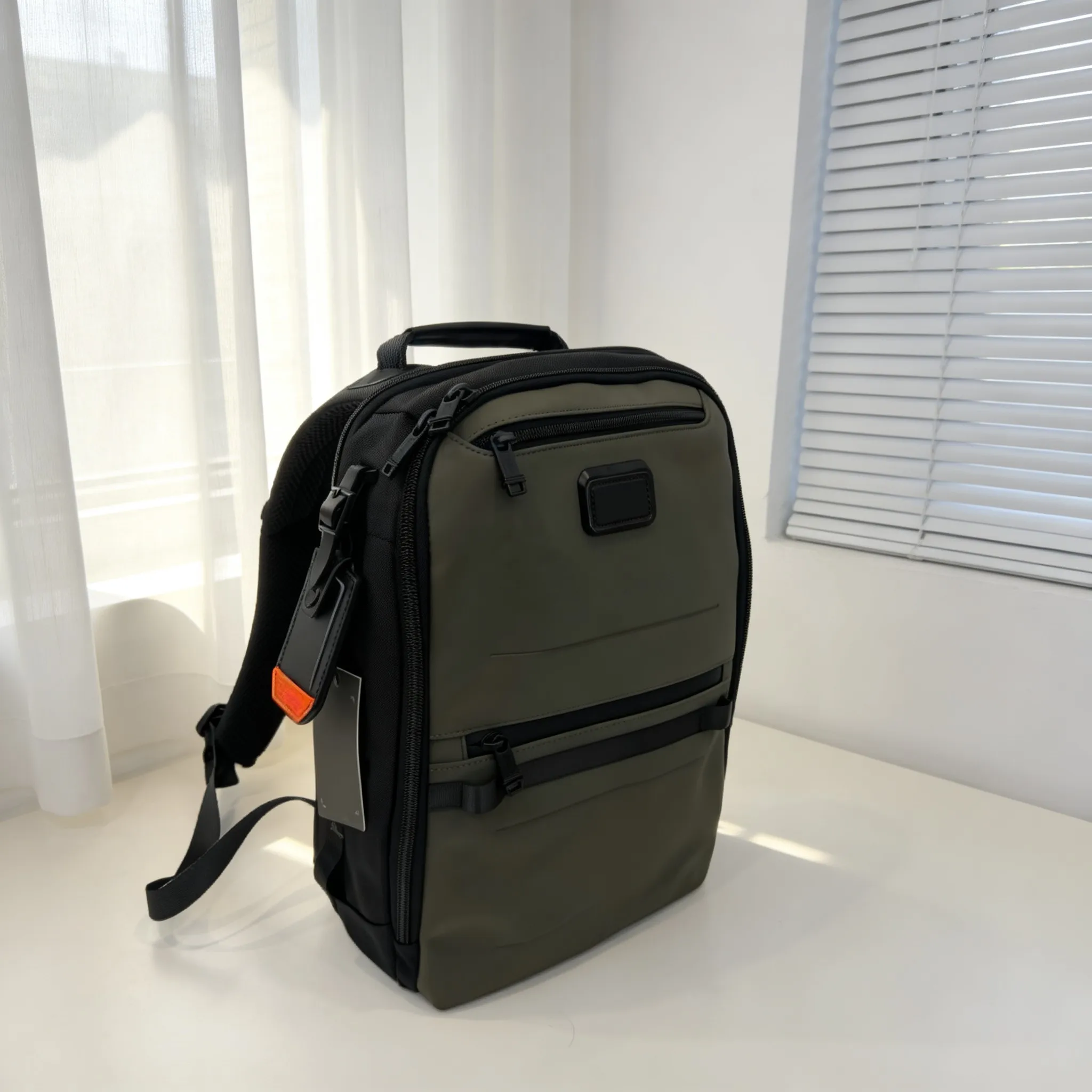 Men's Nylon Backpack, Large Capacity Stylish Versatile Travel Daypack for Business Trip
