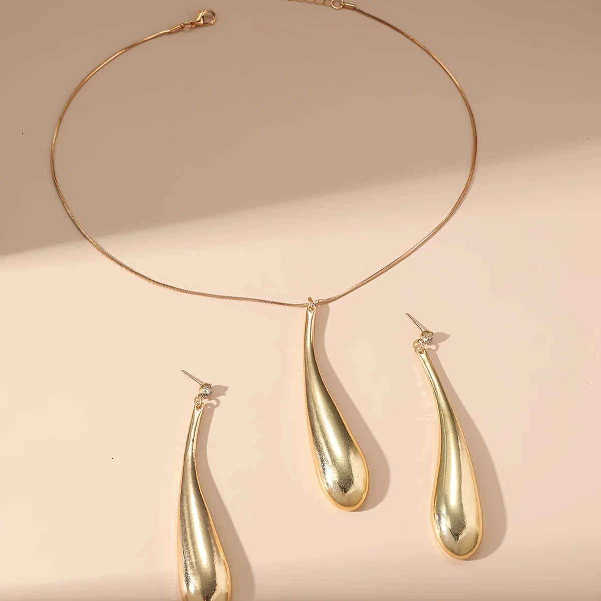 Minimalist Punk Feng Shui Pendant Necklace and Earring Set, Women\'s Rhinestone Jewelry, for Daily and Party Occasions, 3 Pieces