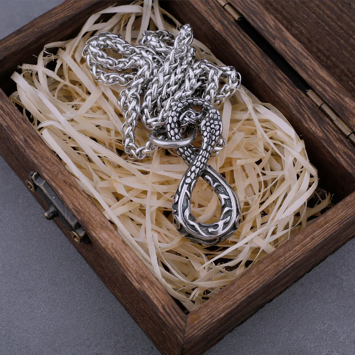 316L Stainless Steel Snake Necklace Men\'s High-end Personality Number Eight Modeling Retro Cool Punk Rock Pendant Gift Box