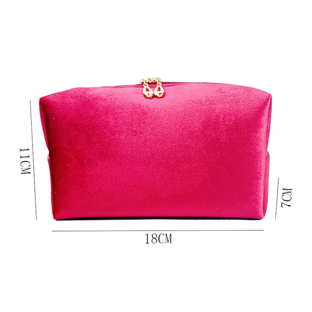 Borsa per il trucco in velluto Nome personalizzato Borsa portatile in peluche con nome ricamato Borsa da toilette Borse portaoggetti regalo per damigella d'onore
