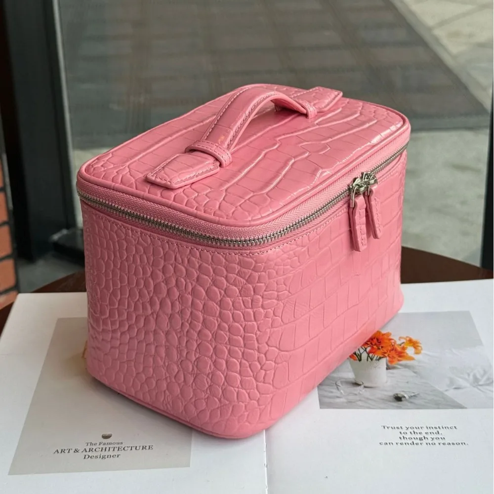 26SS New Pink Ins Style Cosmetic Bag Portable Storage Business Trip Toilet BagTexture Unique Fashion SimpleCasual Daily Delicate