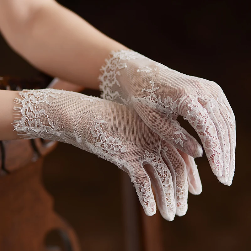 WG118 Exquisite Wedding Bridal Finger Gloves Eyelash Lace Edge White Bridesmaid Wrist Short Gloves for Pageant Prom Perform