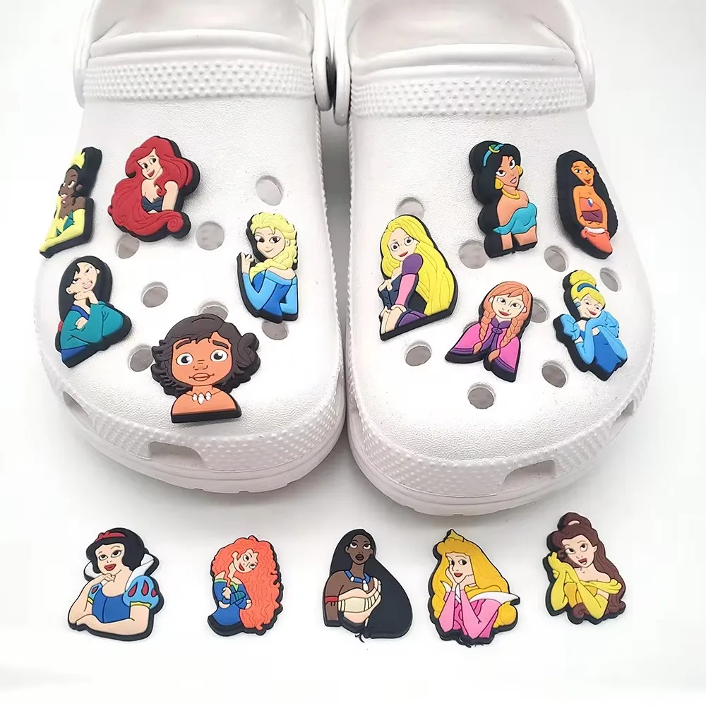 Disney-Cartoon Buckle Clogs for Women, sandálias fofas, charme, acessórios, desenhos animados, Escaping Princess, coleção clássica, minsio, moda