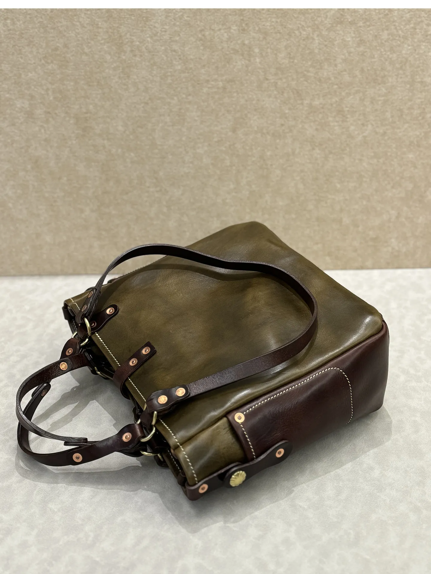 Vintage Designer Handgefertigte Arbeits-Tragetasche aus pflanzlich gegerbtem Rindsleder für Herren, Business Casual Luxus Naturleder Handtasche – Detail 26