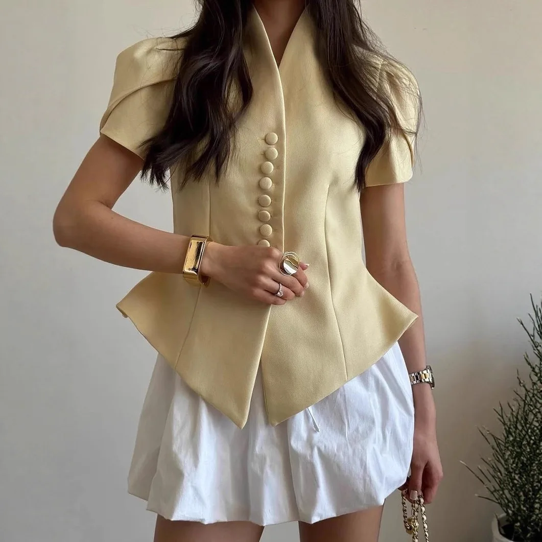 Chemisier décontracté pour femme à col montant et manches bouffantes, élégant, cintré à la taille, avec boutons, manches courtes, collection été 2026, idéal pour le quotidien et les trajets.