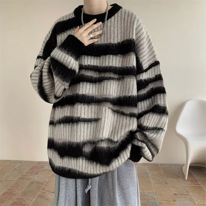 

2025 American Streetwear Irregular Striped Sweaters For Men Letter Appliques Crewneck Knitted Pullovers Hip Hop Y2K Knitwear