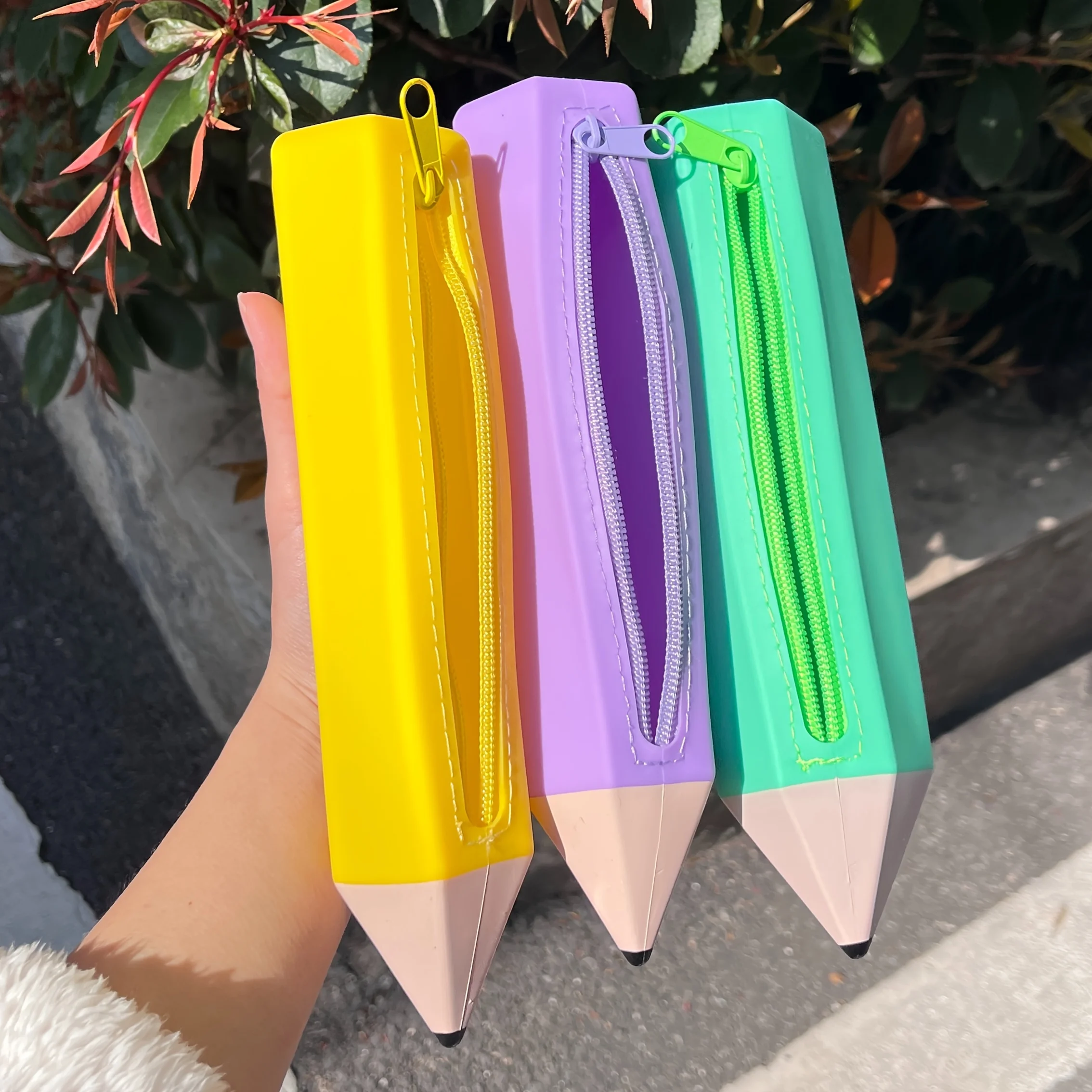 1-Piece Pencil-Shaped Pencil Case, Pencil Bag for Primary and Secondary School Students, Pencil-Shaped Zipper Bag, Stationery Box, Convenient to Carry, Soft and Easy to Clean, Essential Storage Pencil Case for School and Office