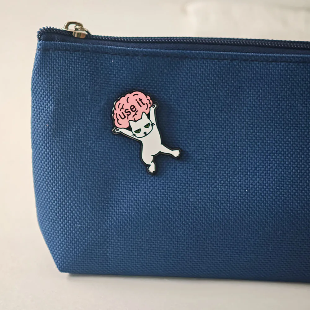 Lustige Katzen-Emaille-Pins mit sarkastischem Meme-Motiv, niedliche weiße Kätzchen-Metallabzeichen, Rucksack-Anstecknadel, Schmuckgeschenk – Detail 7