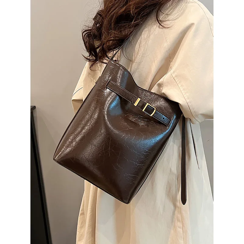 High-Grade Glossy Patent Leather Texture Shoulder Bag Women 2024 New Fashion Simple Large Capacity Bucket Bag Pop Crossbody Bag