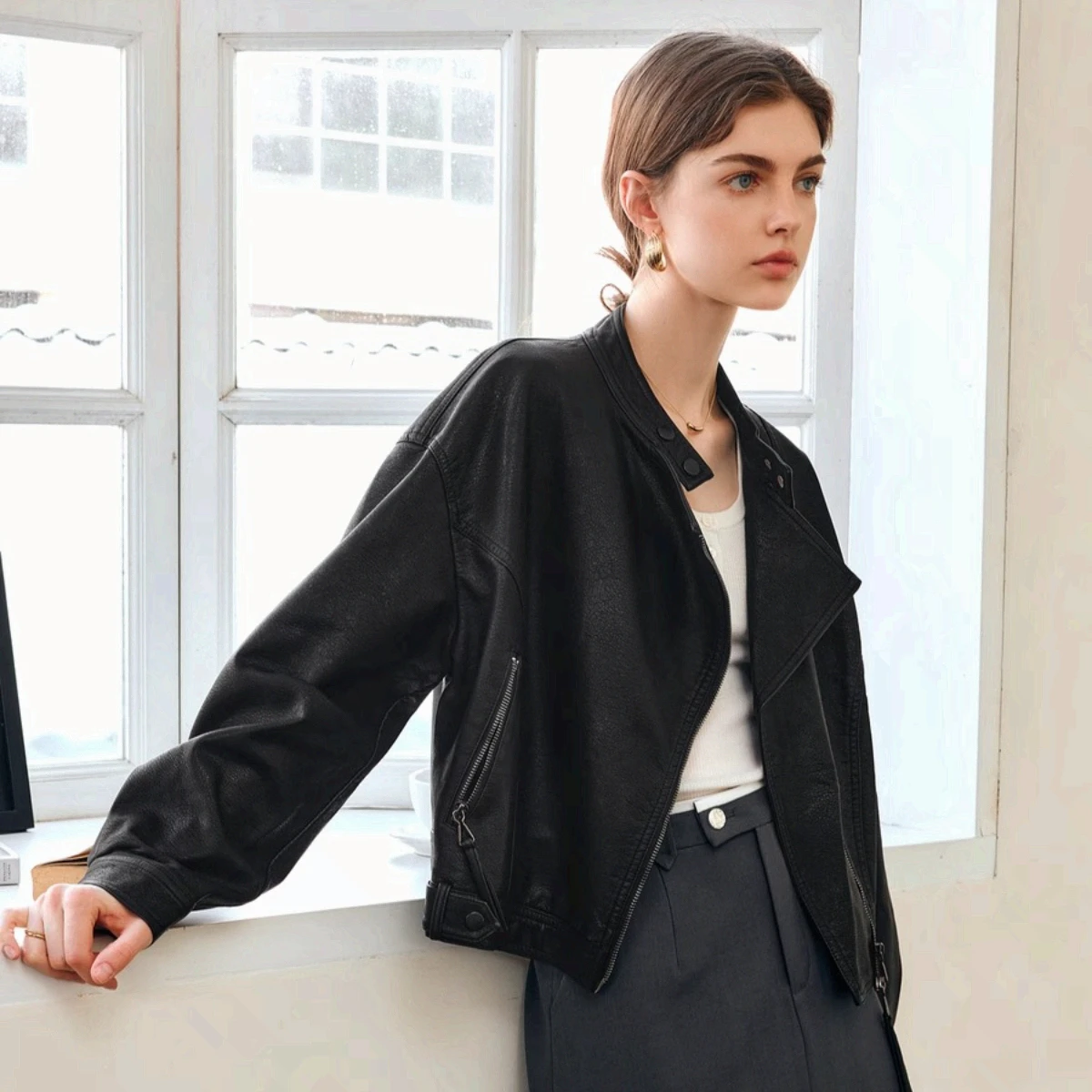OLrain Giacca vintage in finto PU per donna 2025 Cappotto con cerniera autunno inverno Solido giacche con collo asimmetrico stile Hong Kong GO57QW96150