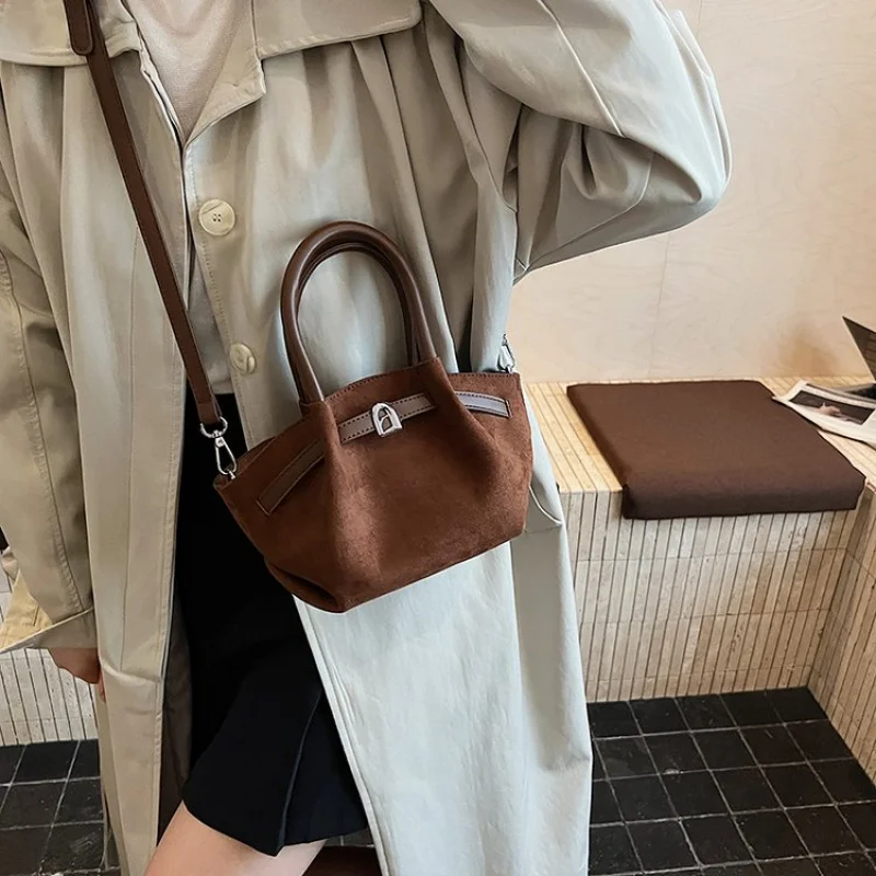 

High-End Women's Messenger Bag Made Of Arrow-Patterned Leather Boasting Paris Style And High-End Commuter Vintage Look