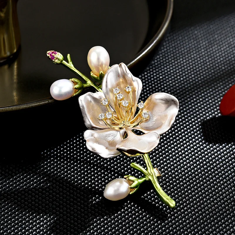 Elegant Freshwater Pearl Flower Brooch Luxury Design Light Luxury Floral Pin New Fashion Accessory For Women