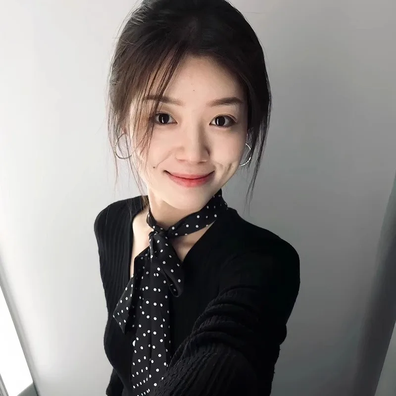 Sciarpa a pois nera nuova primavera Sciarpa da collo in seta quadrata di lusso da donna Fascia per capelli alla moda Accessorio elegante per abiti eleganti