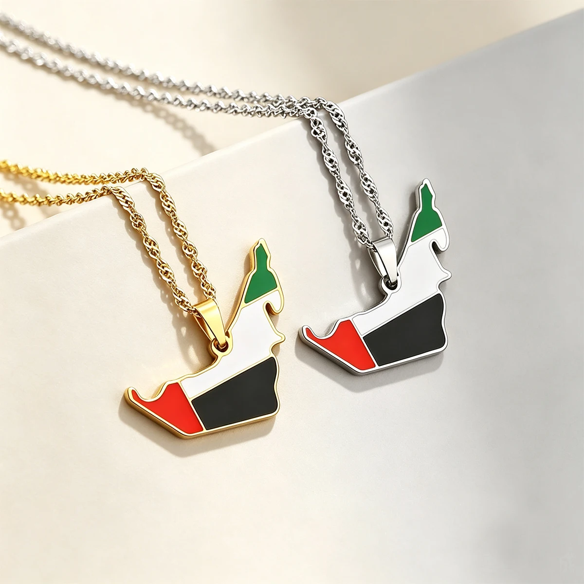 Men Accessories Uae - Emaille ketting met een kaart van