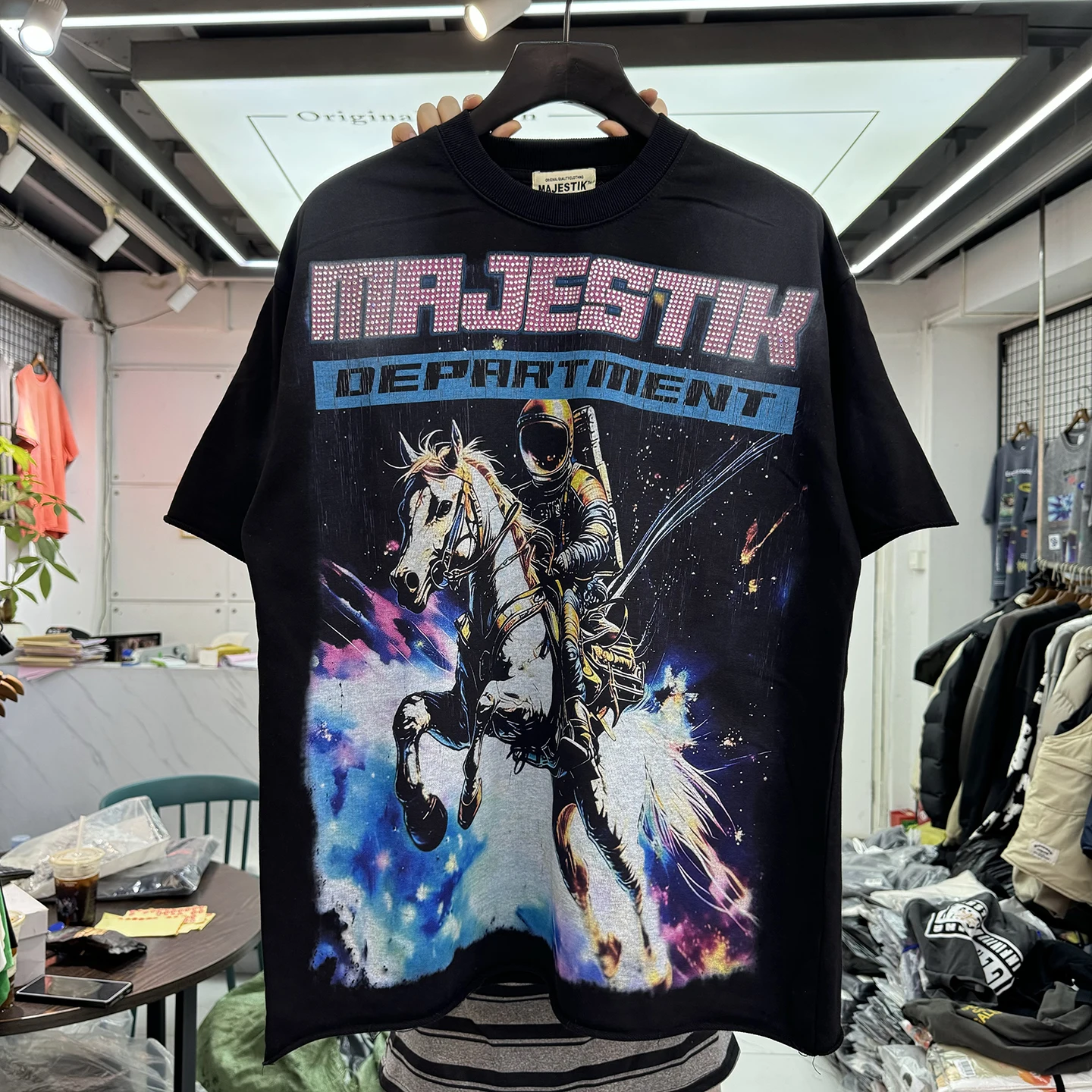 

American Style Streetwear T-Shirt with Rhinestone Letters Abstract Horseback Riding Athlete Pattern Vintage Worn-In Loose rou...