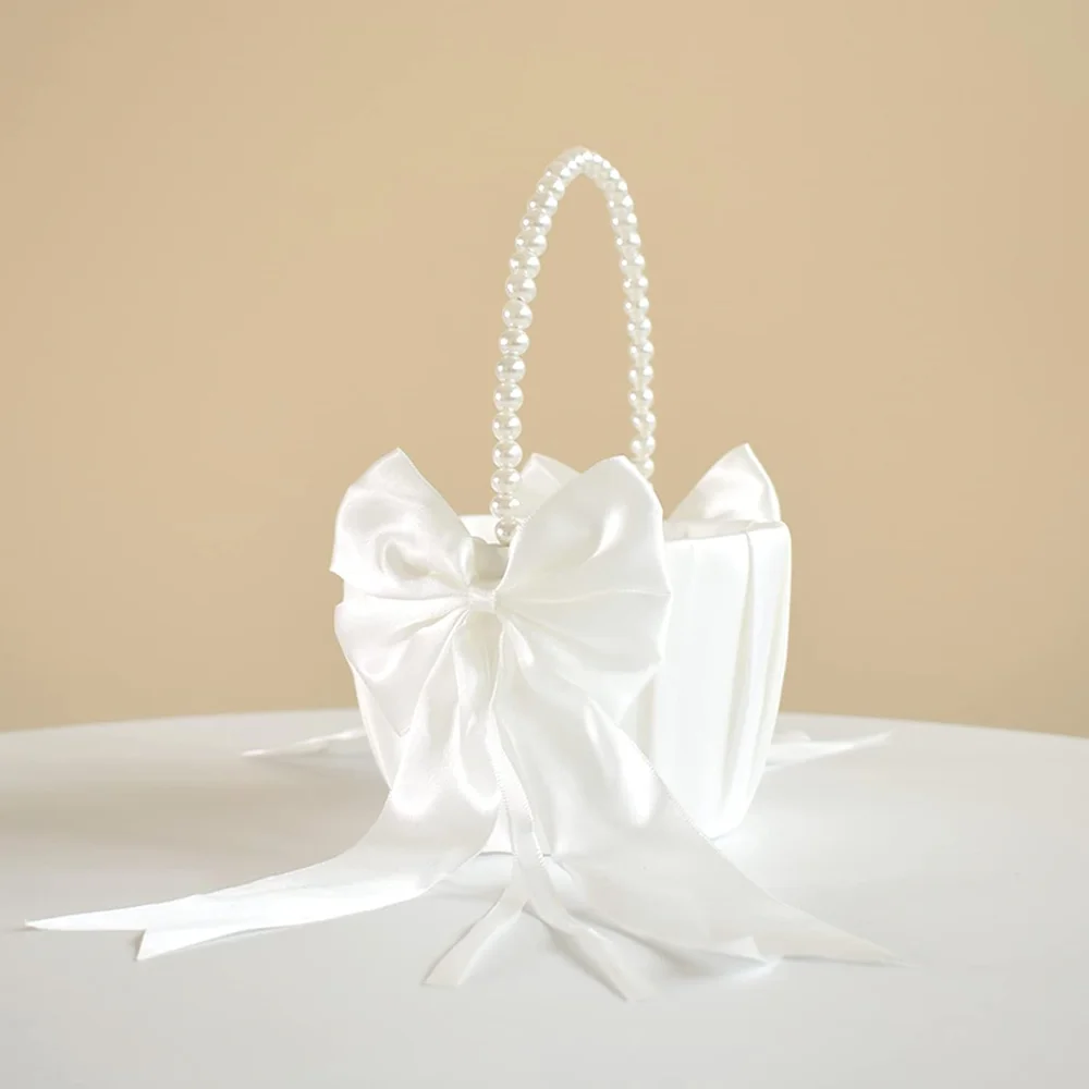 Elfenbeinfarbener Satin-Blumenkorb für Blumenmädchen mit Perlenhenkel und Schleifen-Dekoration, geeignet für Hochzeitszeremonien und als Accessoire für Mädchen, die an der Hochzeit teilnehmen. – Detail 5