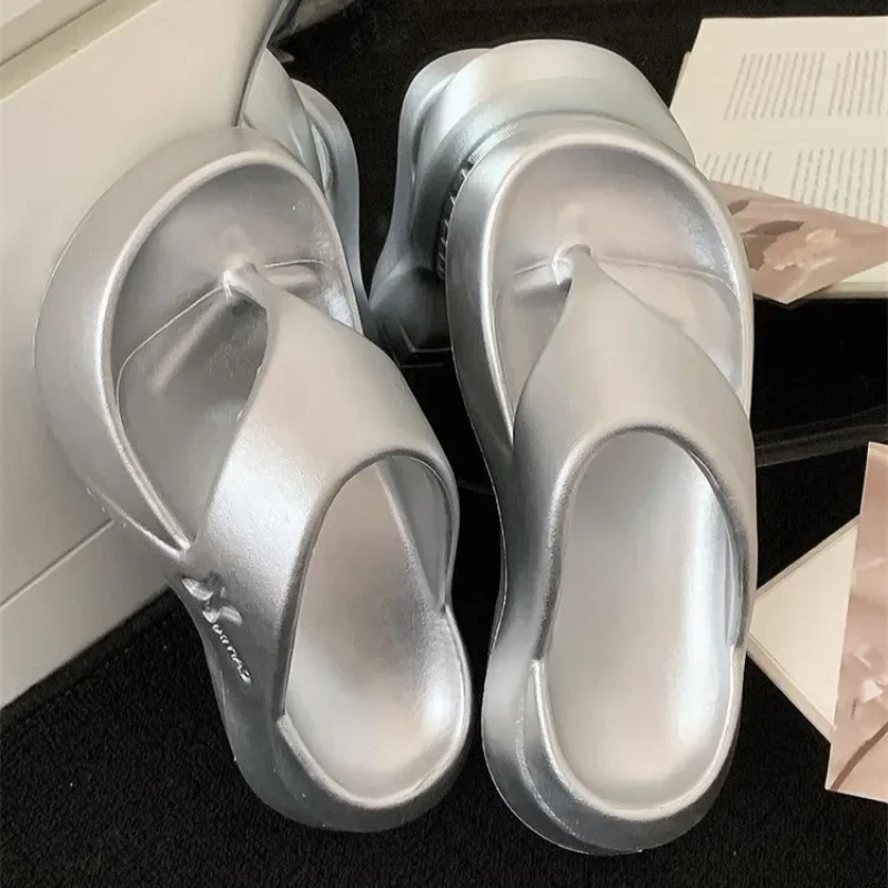 Premium Feeling Silver Beach Vacation Outdoor Wear Flip Flops Women Thick Bottom Summer Sandwich Cool Slippers for Outdoor Beach