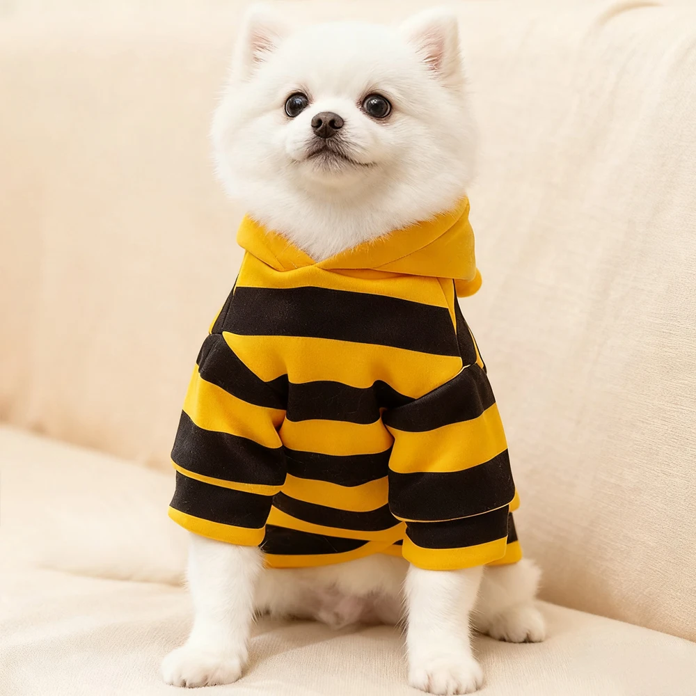 Sudadera con capucha de invierno premium para mascotas con diseño de abeja: forro de felpa gruesa y apertura de correa para perros pequeños y gatos, traje cálido