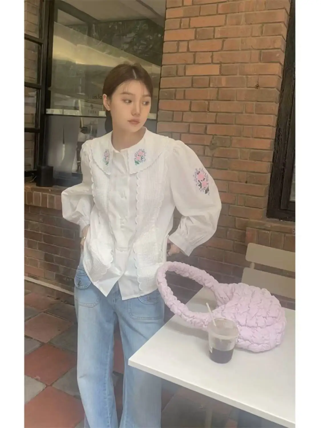 Koszule Lolita z haftowanymi kwiatami, białe, urocze, z kołnierzykiem Piotrusia Pana, zapinane na guziki, z falbankami, w stylu francuskim, słodkie i eleganckie.