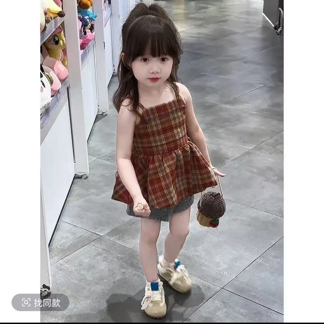 

Новинка 2026, летний комплект для девочек, модный клетчатый жилет, топ и джинсовые шорты, комплект из двух предметов, детская одежда