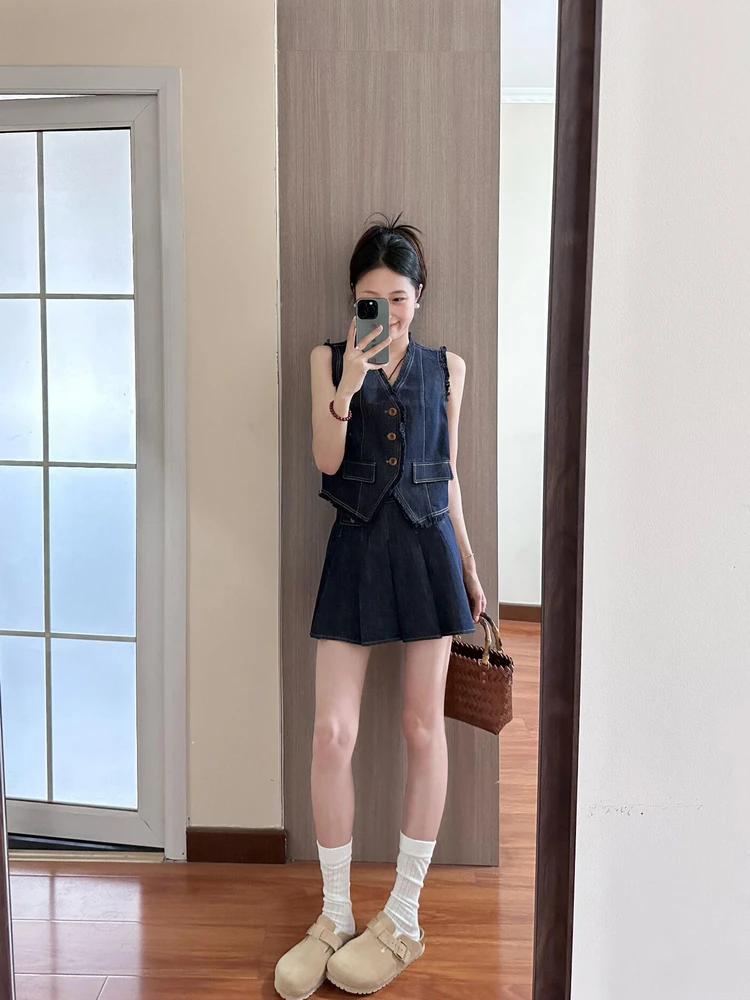 

Stylish Denim Two-Piece Set Women's Sleeveless Vest Top And Pleated Skirt Outfit for Young Adults Summer Fashion