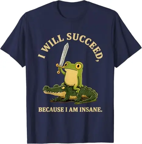 Ich werde Erfolg haben, weil ich verrückt bin. Lustiges T-Shirt mit Frosch auf Krokodil. Y2k Frosch reitet auf Krokodil. Ästhetische Kleidung. Humorvolles Spruch-T-Shirt. – Detail 14
