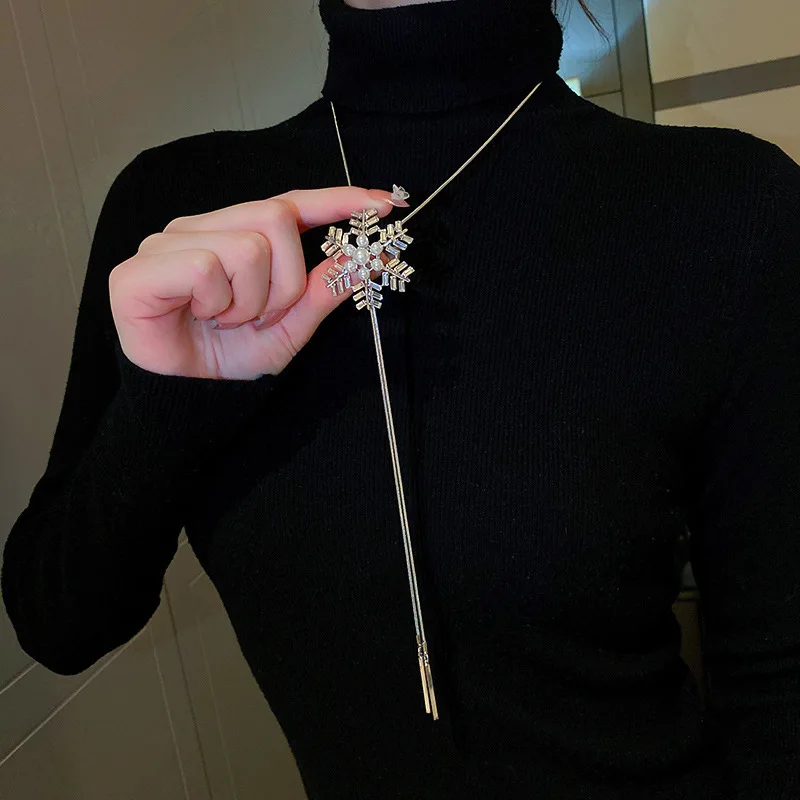 

Diamond-Studded Snowflake Pearl Necklace Unique Niche Design Winter Fashion Sweater Chain Luxury-Inspired Elegant Necklace