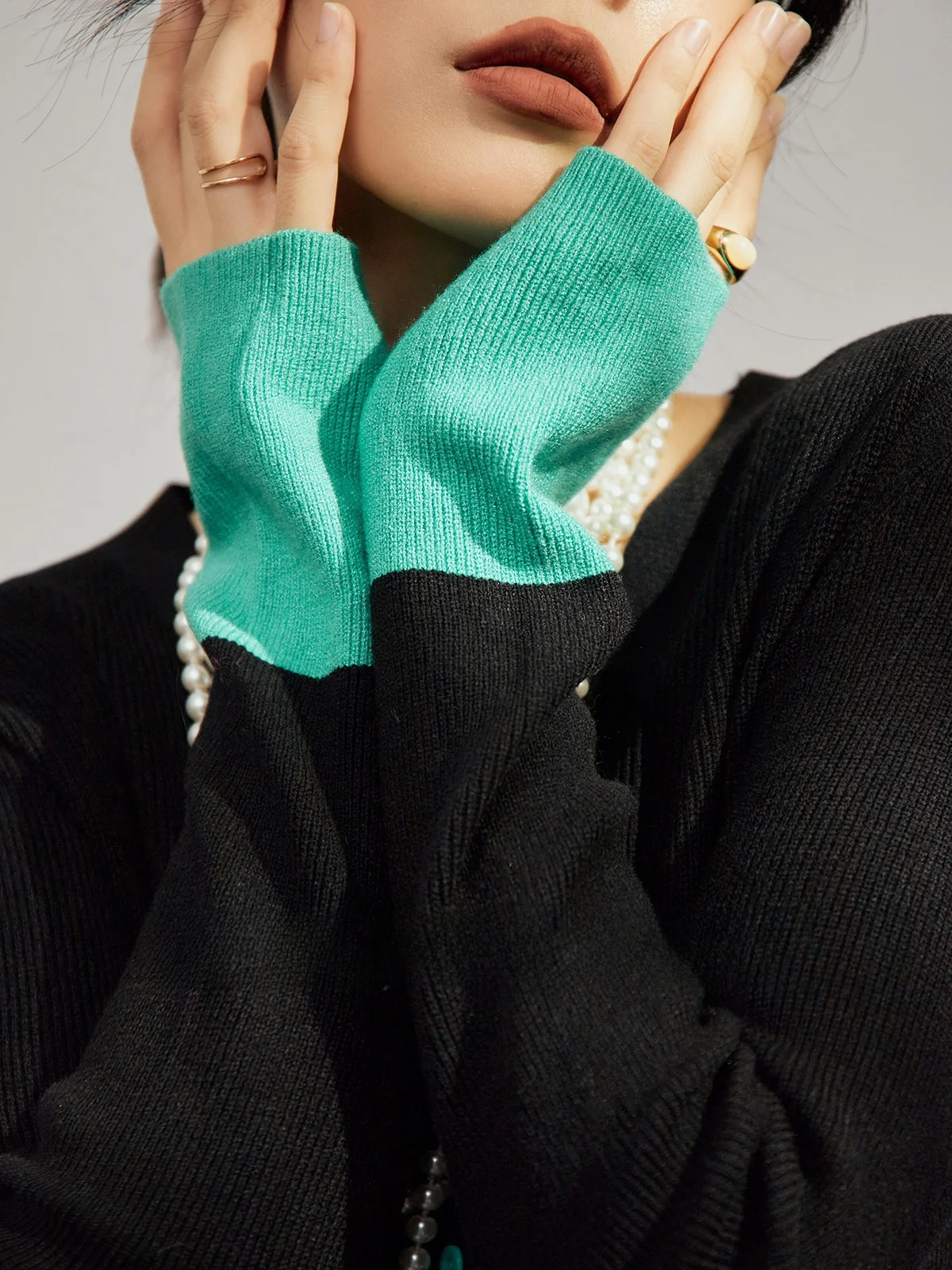 

Женский облегающий трикотажный свитер с V-образным вырезом и рукавами-колоколами, Uncle Bla, новая осенняя коллекция 2025, дизайн с цветовыми блоками