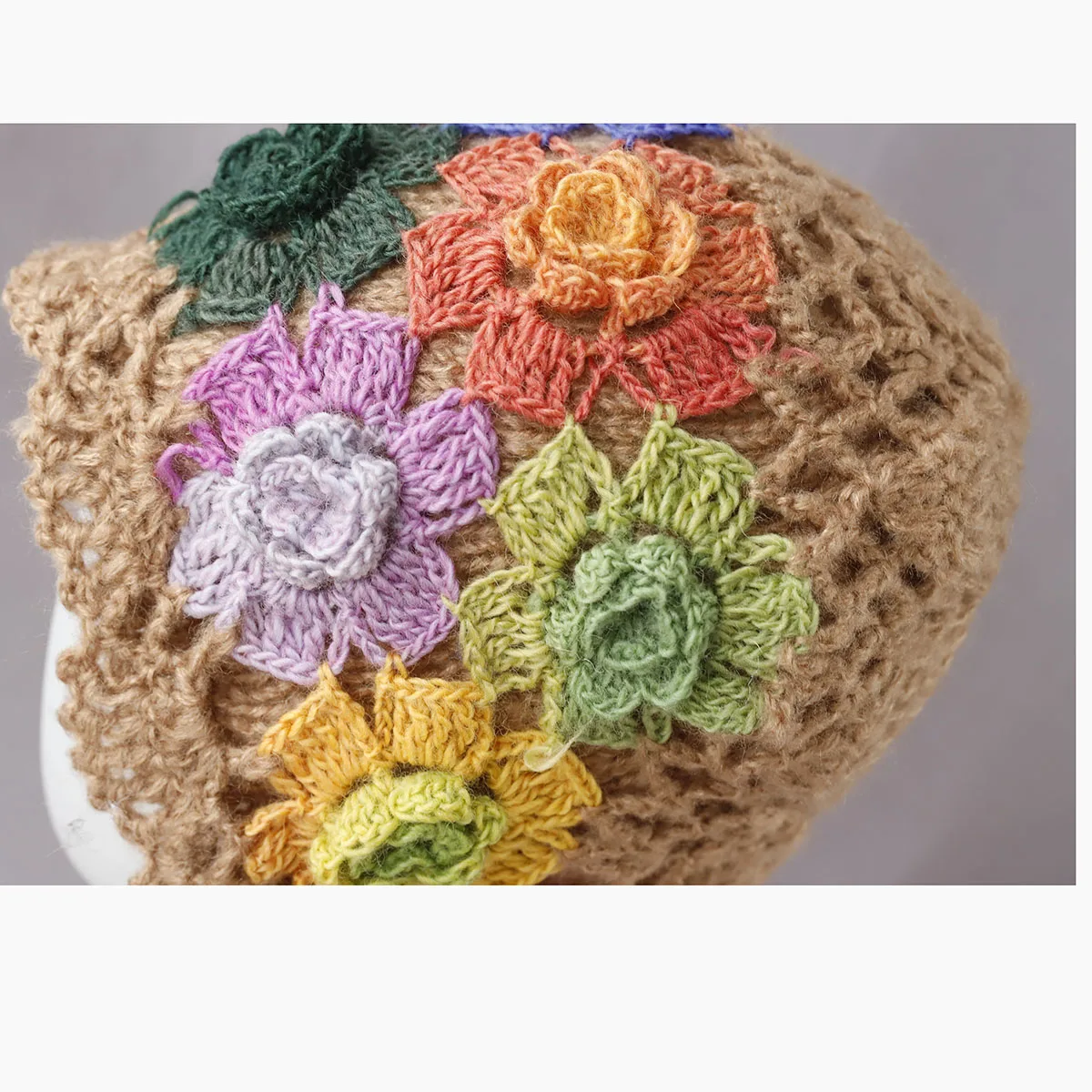 2025 NUOVA moda Autunno Inverno Donna Beanie Cappelli in filato di fiori Jacquard Lace-up Cappello lavorato a maglia Berretti caldi ispessiti con paraorecchie
