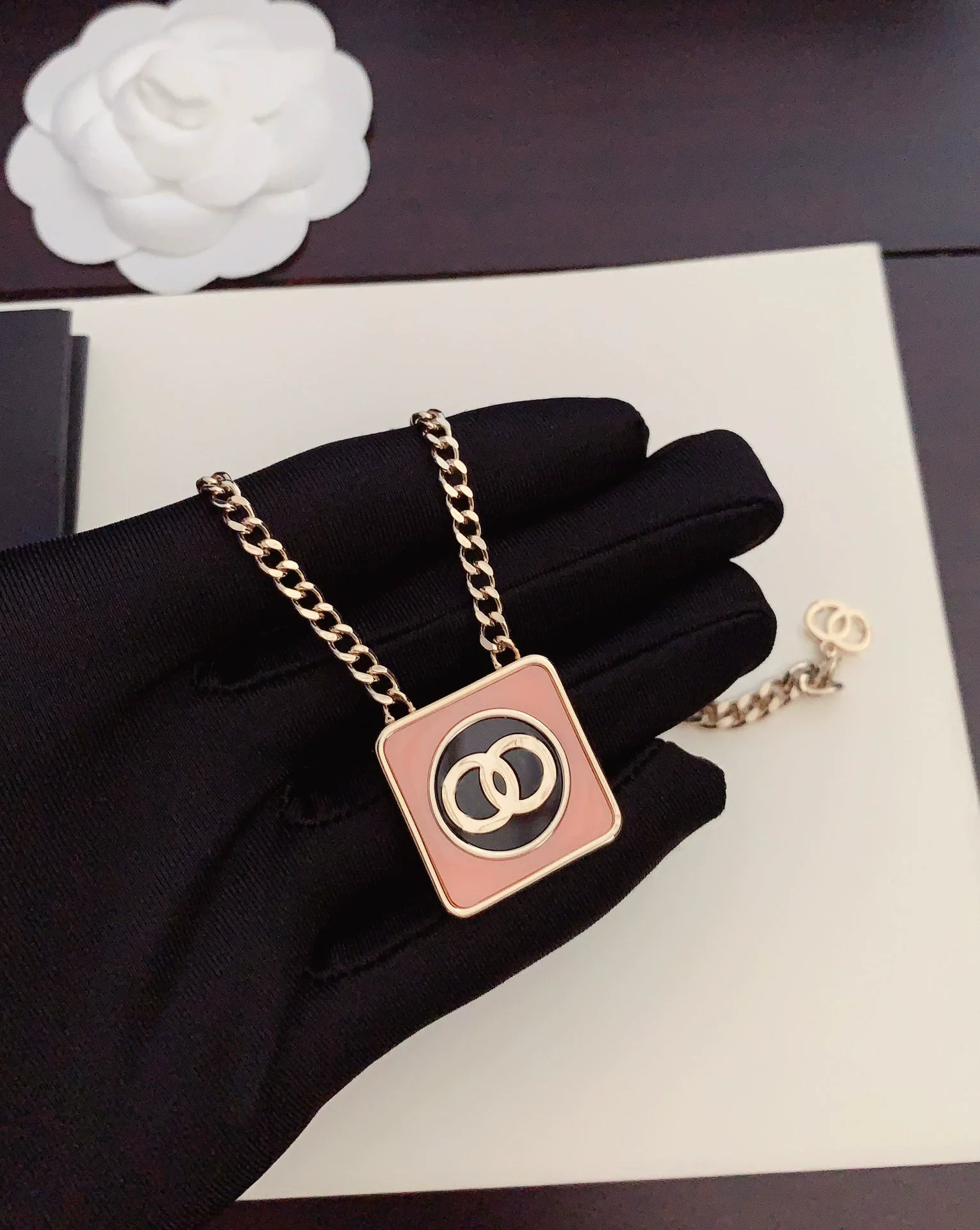 Luxurious pink square letter acrylic pendant metal minimalist design necklace fashionable jewelry for women