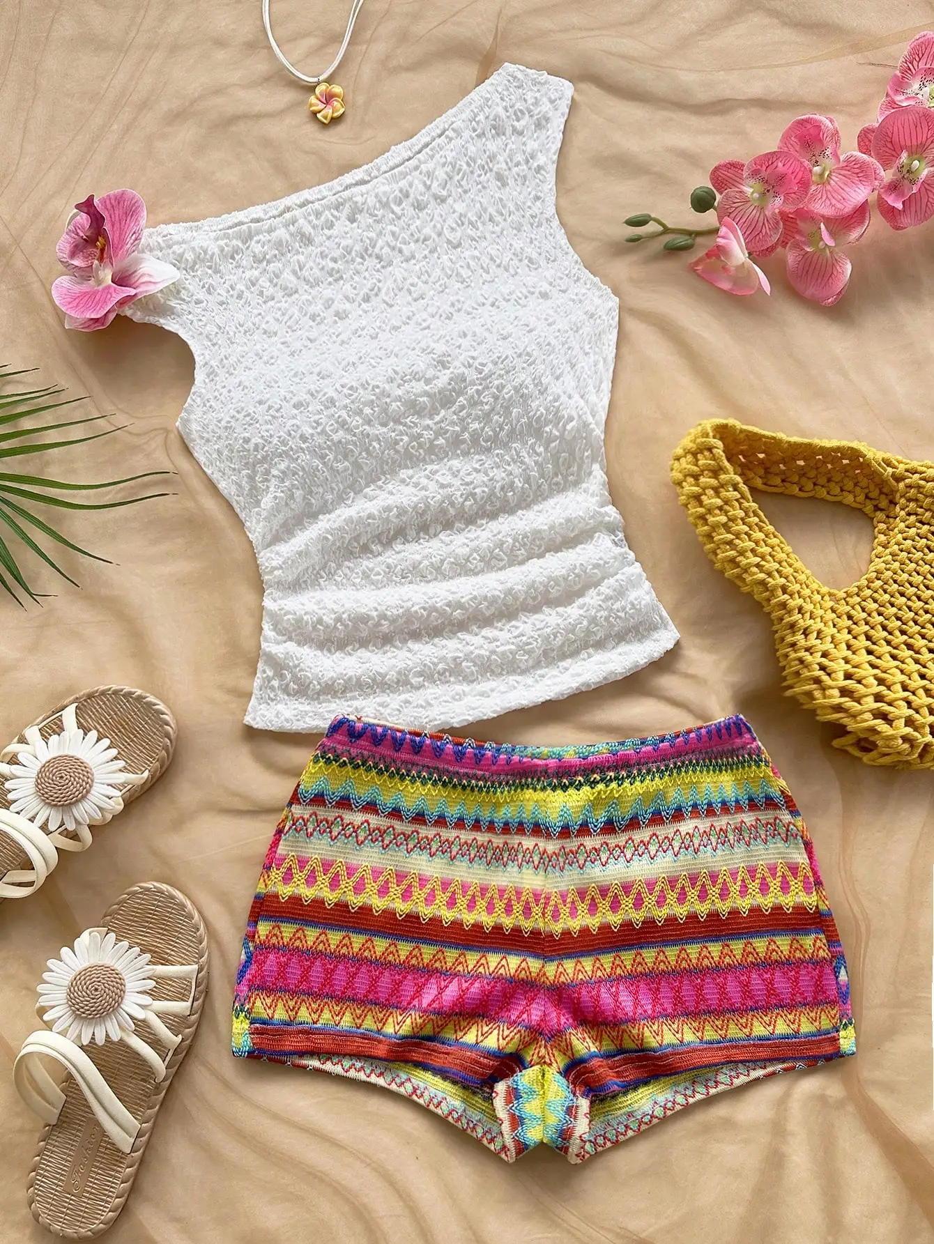 

Женский летний комплект из двух предметов: белый фактурный топ и шорты с ярким принтом для повседневной пляжной носки