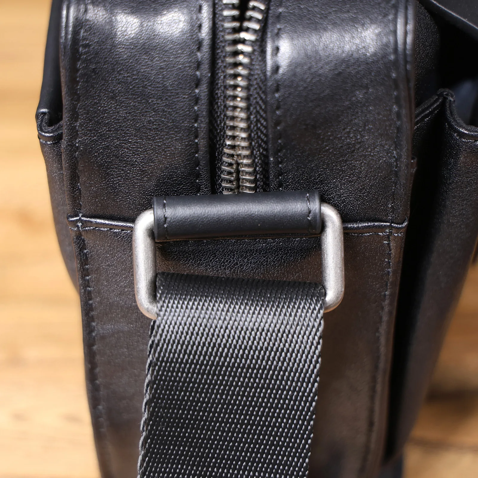 Oberschicht aus pflanzlich gegerbtem Echtleder, Herren-Umhängetasche, Crossbody-Tasche, lässiger, modischer, minimalistischer Stil – Detail 14