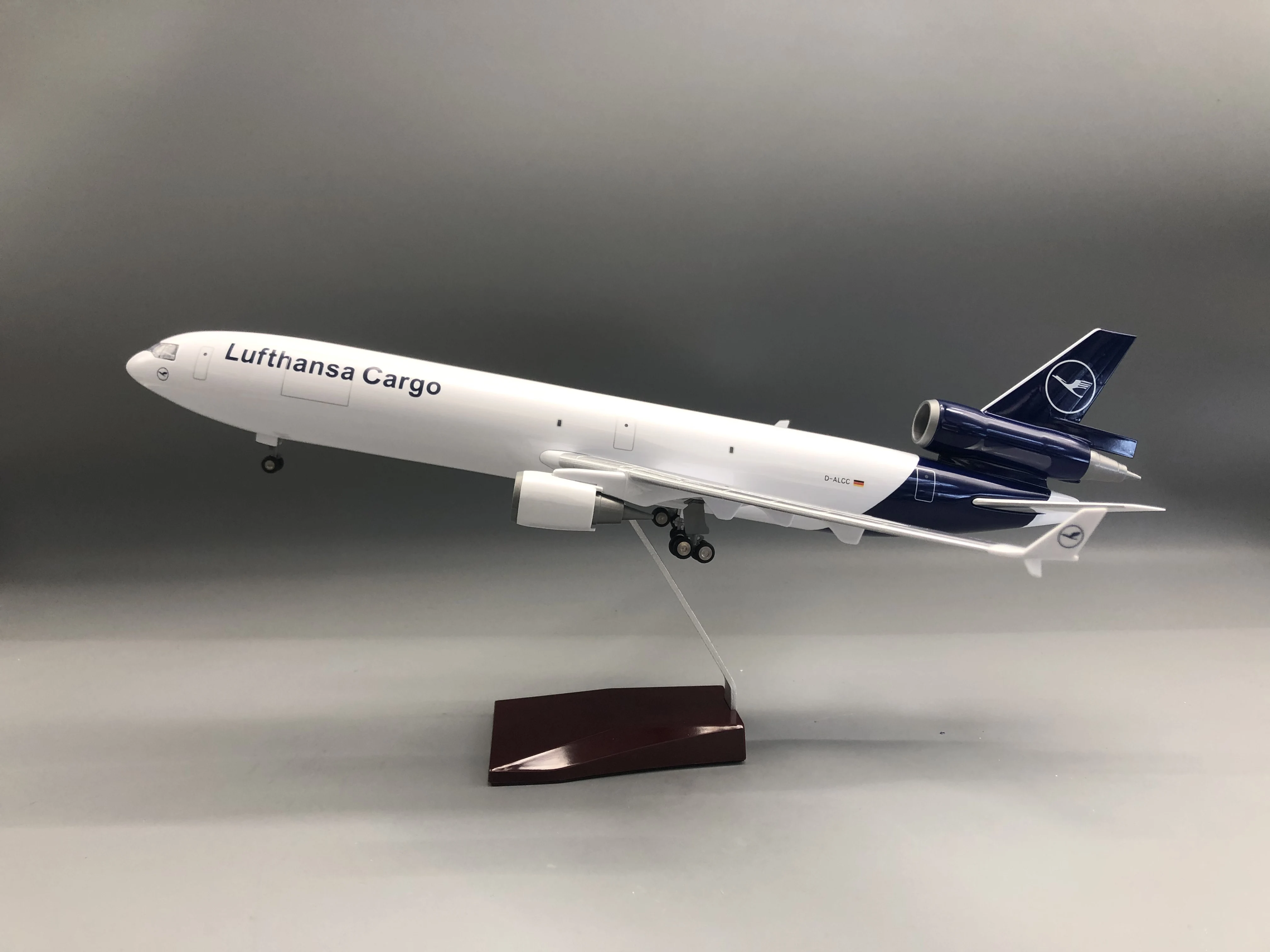 

47cm Airplane Toy Models Lufthansa Cargo MD-11 Resin Diecast Aircraft With Wooden Base Collected Gift By Aviation Enthusiast