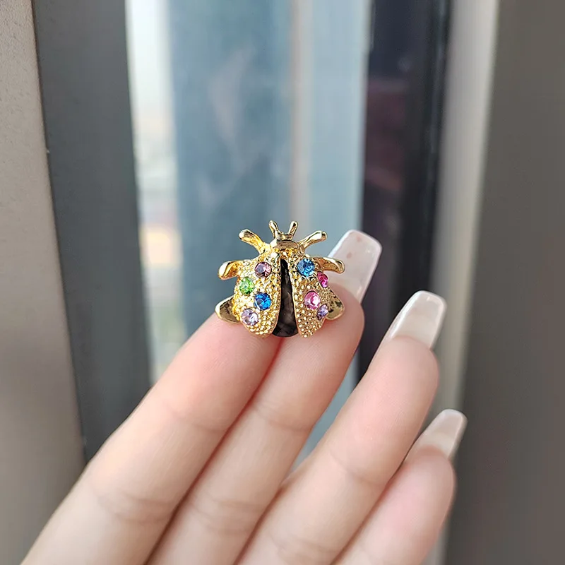 Nueva aguja de escarabajo de aleación de diamante a la moda para mujer, Pin de lujo de nicho, accesorios para traje de insectos DIY