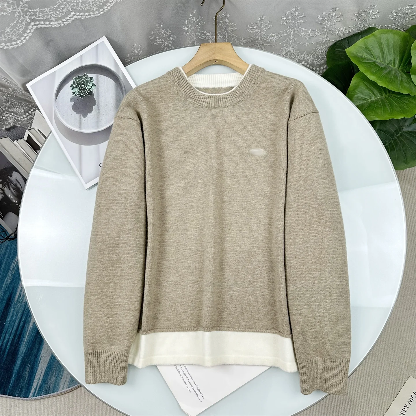 

Новинка: Вязаный свитер с вышивкой и круглым вырезом, повседневный стиль, женская мода, цветные блоки, эффект двухслойности, осенний сезон